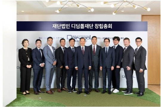 디딤돌 재단 이사진들. 왼쪽에서 여섯번째가 최등규 이사장. <이도 제공>
